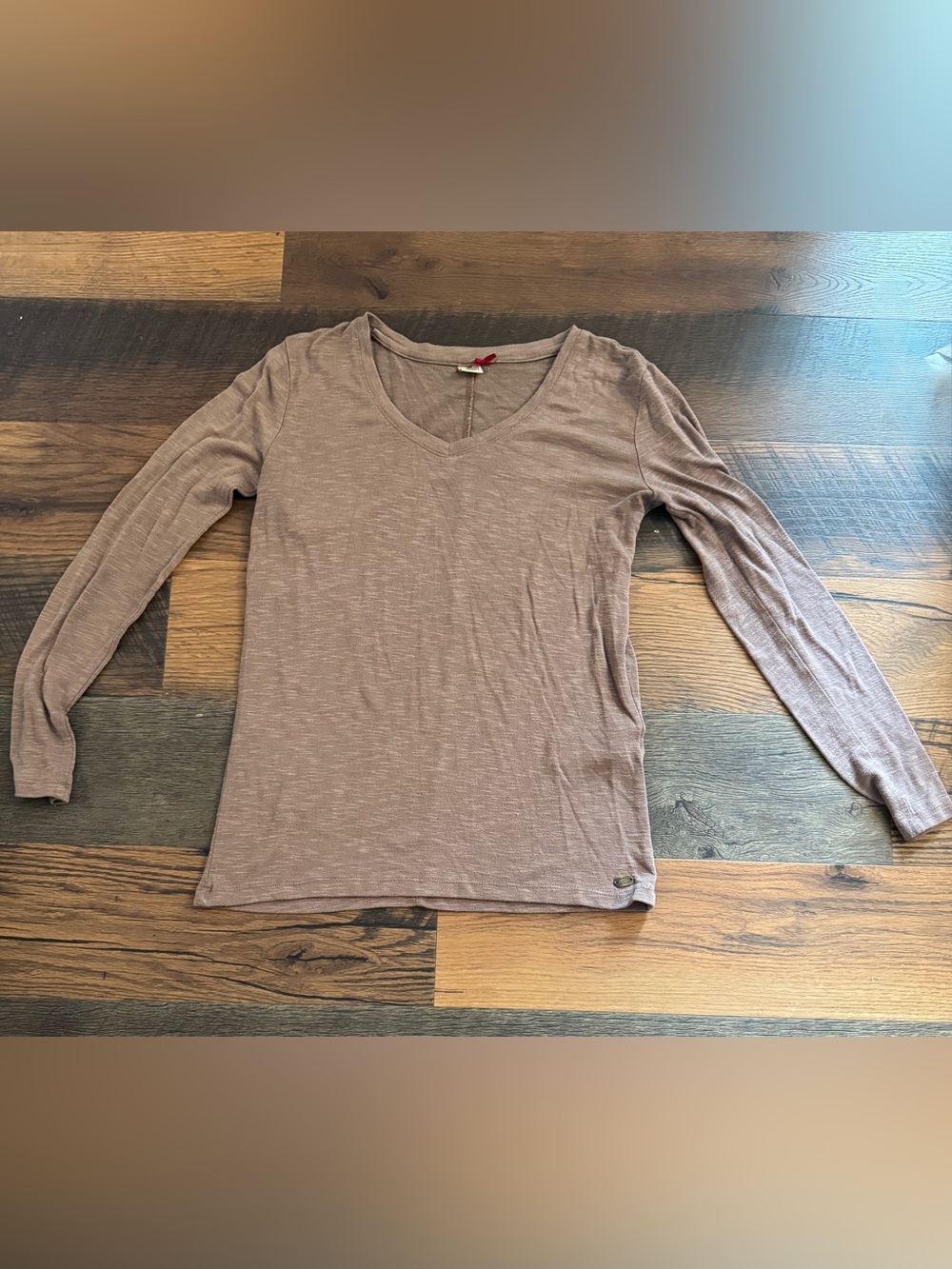 Women’s V-Neck Long Sleeve Tee in Mauve Taupe